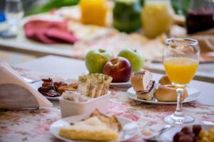 Makanan di atau di tempat lain dekat hotel