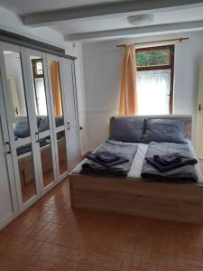 1 dormitorio con cama y ventana en Lucerna, en Hřensko