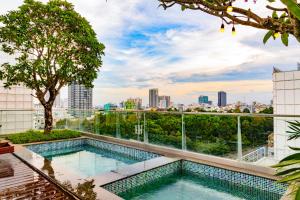 uma piscina no telhado de um edifício em Cochin Sang Hotel em Cidade de Ho Chi Minh