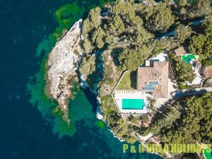 une vue aérienne sur une île dans l'eau dans l'établissement Villa Can Pere Cala Galdana Menorca, à Cala Galdana