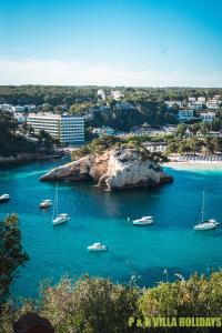 un groupe de bateaux dans une masse d'eau dans l'établissement Villa Can Pere Cala Galdana Menorca, à Cala Galdana