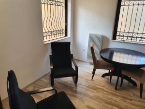 - une salle à manger avec une table et des chaises dans l'établissement Julia's Apartment, à Kalamata