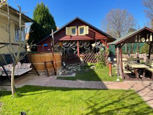 uma casa com um pavilhão num quintal em Páros faház em Balatonföldvár