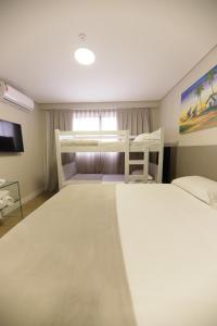 Rúm í herbergi á Easy Suites Natal