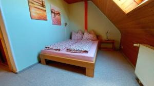 a small bedroom with a bed in a room at Rummy's Ferienwohnung mit Garten in Wernigerode