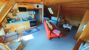 an overhead view of a living room and kitchen in a cabin at Rummy's Ferienwohnung mit Garten in Wernigerode