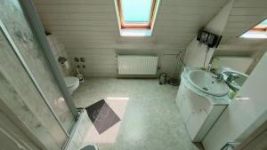 a small bathroom with a sink and a toilet at Rummy's Ferienwohnung mit Garten in Wernigerode