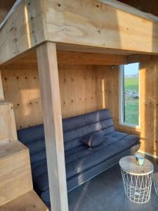 Гостиная зона в Tiny house het Polderhuisje