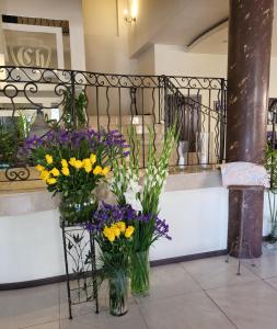 deux vases de fleurs sur un comptoir en magasin dans l'établissement Charlino Plaza, à Ruse