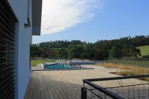 - une vue sur la piscine depuis un bâtiment dans l'établissement Ubytování v soukromí v Šachu, à Volfířov