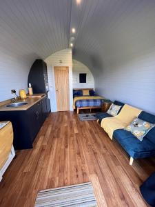 チェスターにあるHoneypot Hideaways Luxury Glamping - Exclusively for Adultsのリビングルーム(ソファ、シンク付)