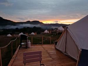 O vedere generală la munți sau o vedere la munte luată de la acest cort de lux