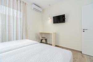 TV at/o entertainment center sa COSTA VASIA Boutique Apartments