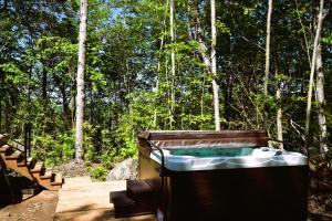 La ConceptionにあるLuxurious Villa Tremblant 4 Bdrs W Hot Tub B5の森の中のホットタブ