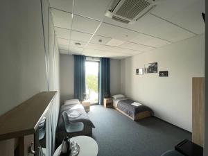 een ziekenhuiskamer met een bed en een raam bij AQUARA Radomsko in Radomsko