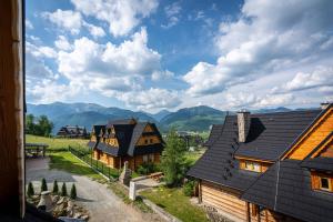 コシチェリスコにあるSmrekowy Domekの山々を背景にした家の風景