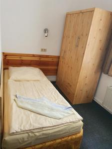 A bed or beds in a room at Pension zum Lichtenberger