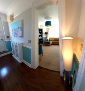 sala de estar con pasillo y habitación con sofá en Beautifully appointed, period seaside apartment, en Folkestone