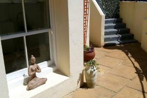 una estatua sentada en el umbral de la ventana de una casa en Beautifully appointed, period seaside apartment, en Folkestone