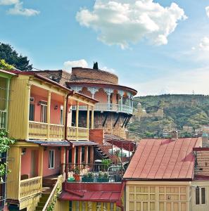 een gebouw met een balkon op de top van een heuvel bij Apartment Paysage in Tbilisi City