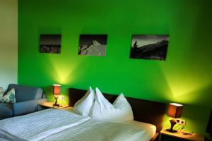 Camera verde con letto e parete verde di Apart Bergwärts a Fügen