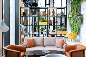 Uma área de estar em Staycity Aparthotels Paris La Defense