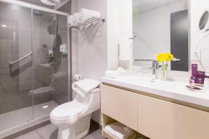 A bathroom at HS HOTSSON Long Stay CDMX Condesa Sur