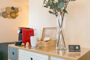 Coffee and tea making facilities at Spirit Apartments - Studio 2 - Küche - Parkplatz