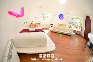 Кровать или кровати в номере Wifala Harmony Hotel