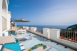 een balkon met uitzicht op de oceaan bij Residence Buonocore in Amalfi