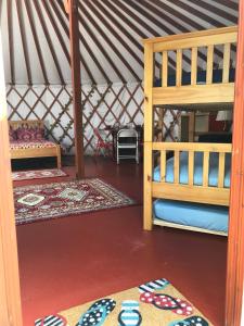 En eller flere senge i et værelse på The Yurts at Burnt House Farm