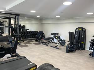 einen Fitnessraum mit mehreren Laufbändern und Trainingsgeräten in der Unterkunft Hotel Niedersächsischer Hof in Bad Bentheim