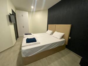 Dormitorio pequeño con cama con almohada azul en StarHostel, en Kutaisi