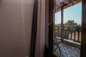 Un balcon sau o terasă la Meteora Heaven and Earth Kastraki premium suites - Adults Friendly