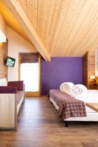 twee bedden in een kamer met een houten plafond bij Green Rose in Livigno