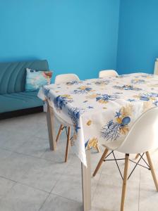 une table avec un chiffon de table bleu et blanc dans l'établissement Azzurro come il Mare, à Termoli