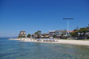 une plage avec des bateaux dans l'eau et des bâtiments dans l'établissement Seafront Centre Ouranoupoli, à Ouranoupoli