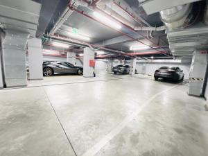 ein Parkhaus mit drei Autos, die darin geparkt sind in der Unterkunft Central Point Hotel Beograd in Belgrad