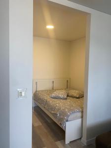 Una cama o camas en una habitación de Nemuno apartamentai