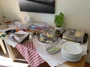 una encimera de cocina con una mesa con comida. en Agriturismo Poderedodici, en Orbetello