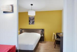 Cama ou camas em um quarto em Aparthotel Adagio Access Poitiers