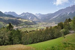 - une vue sur une vallée avec des montagnes en arrière-plan dans l'établissement Taulain Gotrosio, à Valdisotto