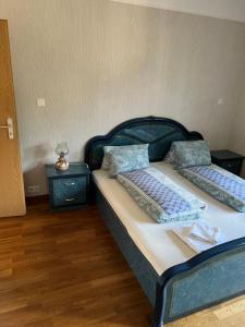 1 dormitorio con 1 cama con 2 almohadas en SAVOY 26, en Interlaken