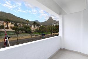 balkon z widokiem na ulicę i góry w obiekcie Sea Point apartment w Kapsztadzie