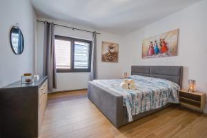 una camera con un grande letto e una finestra di Boutique Homes - Happy Rentals a Lugano