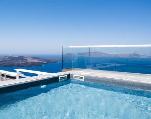 una piscina con vista sull'oceano di Hotel Thireas a Firà