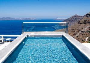 una piscina con vista sull'oceano di Hotel Thireas a Firà