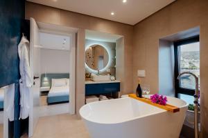 ein Badezimmer mit einer großen Badewanne und ein Schlafzimmer in der Unterkunft Artis Blue Relax in Himarë