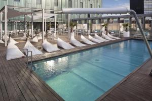 Majoituspaikassa The Level at Melia Barcelona Sky tai sen lähellä sijaitseva uima-allas