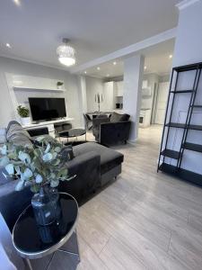 duży salon z kanapą i stołem w obiekcie Brother street apartment w mieście Lipawa